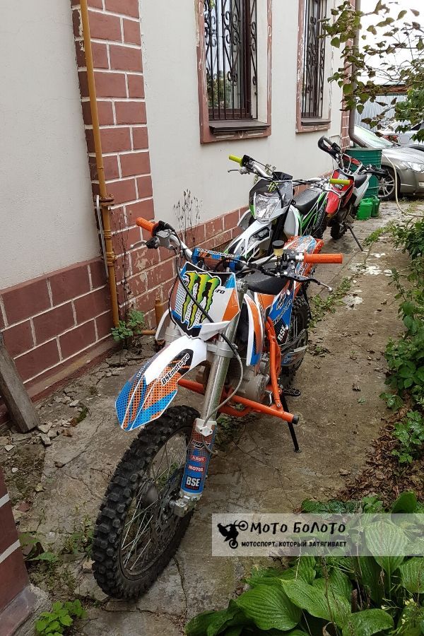 3 эндуро мотоцикла возле дома