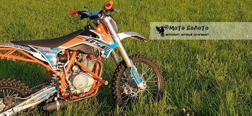 Эндуро мотоцикл вечером на поле