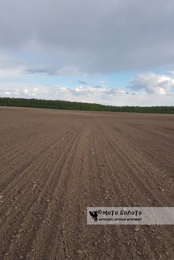 Свежевспаханное поле